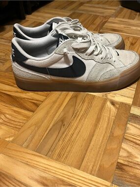 Nike Women’s Killshot Sneakers in Light Gray with Black Swoosh (women’s size 7.5